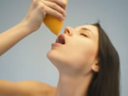 裸身萌系美少女飲用葡萄柚汁