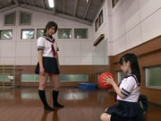 日本兩位穿著水手服學生和男老師在室內籃球場激情強制無套做愛